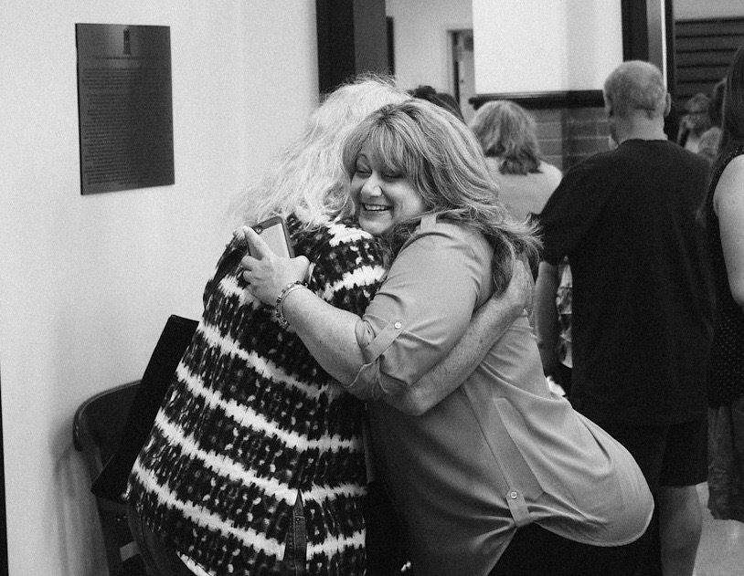 Nancy Naigle, suffolk mystery authors festival, greeting a fan